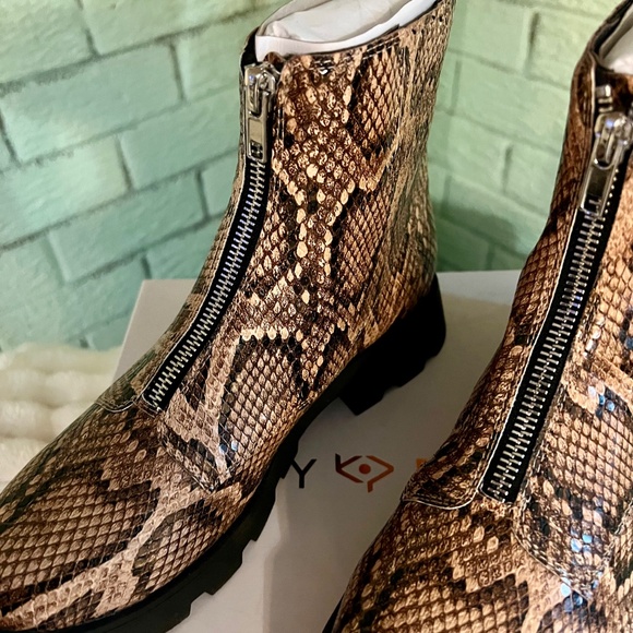 New Katy Perry's "The Daarling Combat Boot"in True Taupe,SZ 7M / 37M - Picture 3 of 6